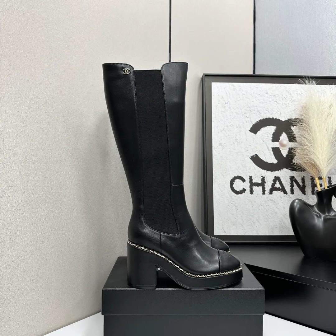 👟👟Ex-factory price 960👟👟 CHANEL Xiaoxiang 2024 autumn and winter sheepskin boots high boots knight boots The version is also the basic version of the Martin boots, neat and handsome. The upper is made of cowhide, super soft against the skin, wide and full, handsome and comfortable. The lining is soft water-dyed cowhide. The sole is original rubber outsole. Exclusive top quality 35-39. 40 customized